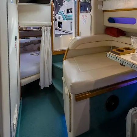 船屋 Sleepboat Barco *
