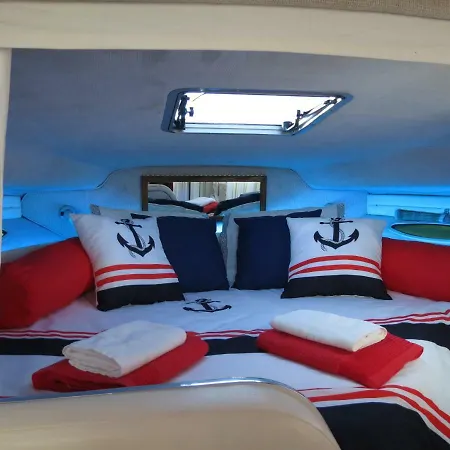 船屋 Sleepboat Barco *