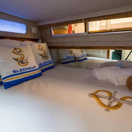 Sleepboat Barco Botel *