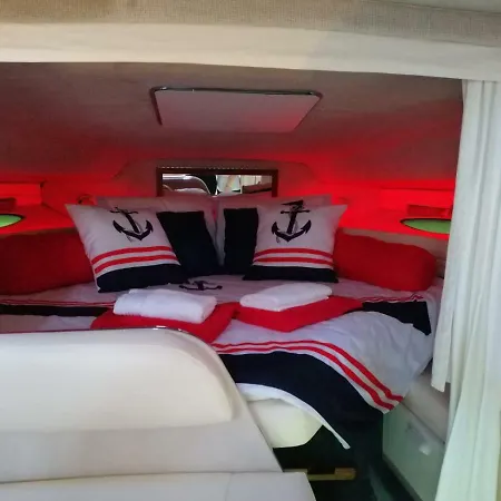 Sleepboat Barco 船屋