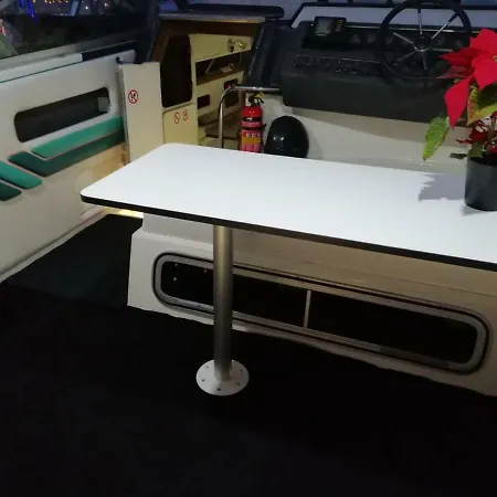 Sleepboat Barco 船屋